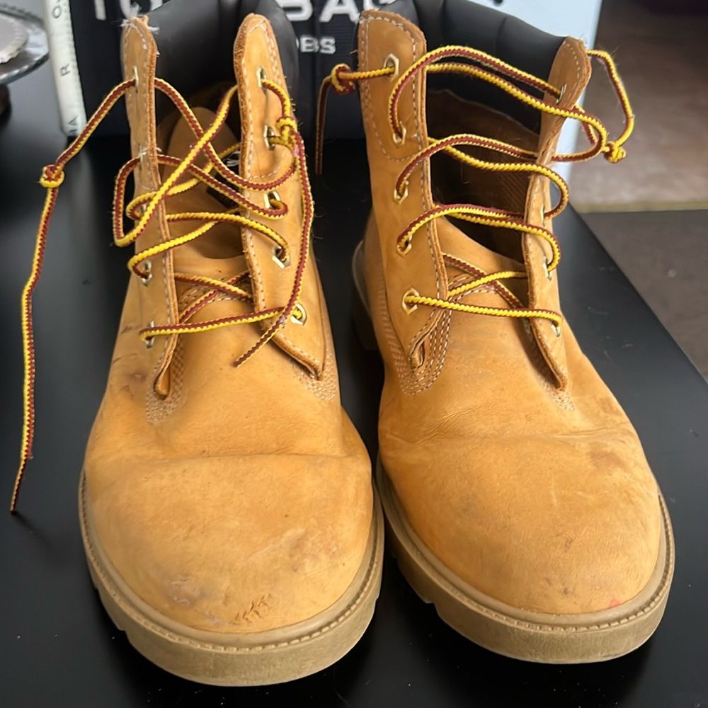 Used authentic Timberland boot. Worn but still in good condition. See photos